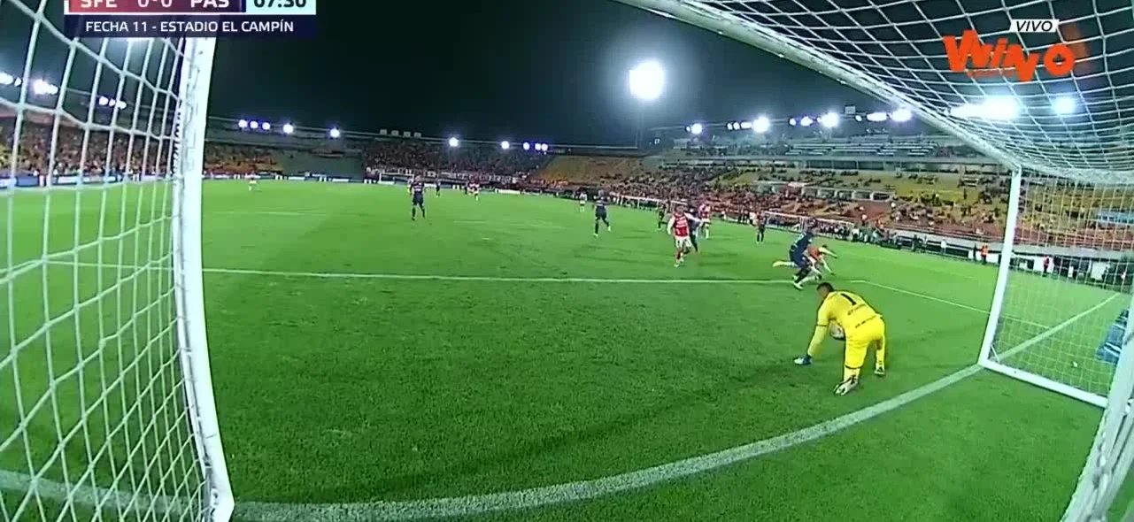Esta fue la jugada en la que por poco Santa Fe anota gol