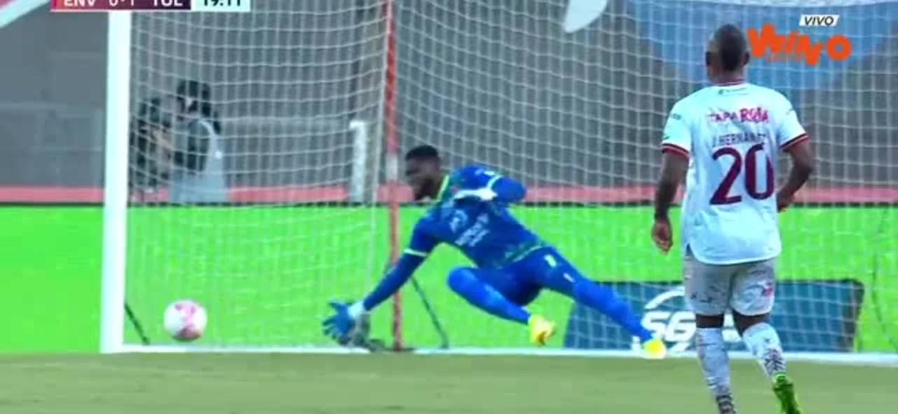 William Cuesta, de Tolima, evitó la caída de su arco.