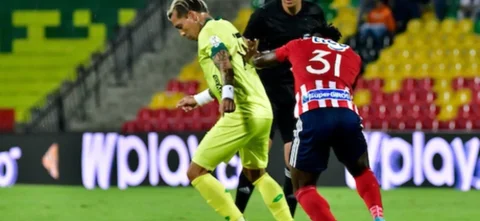 Insólito cobro de penal de Dayro Moreno ante Junior. / Foto: VizzorImage - Jaime Moreno