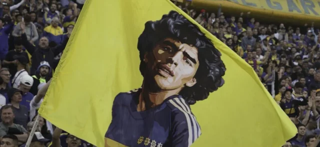 Messi y Ronaldinho se sumaron al partido en homenaje a Maradona. / Foto: AFP.