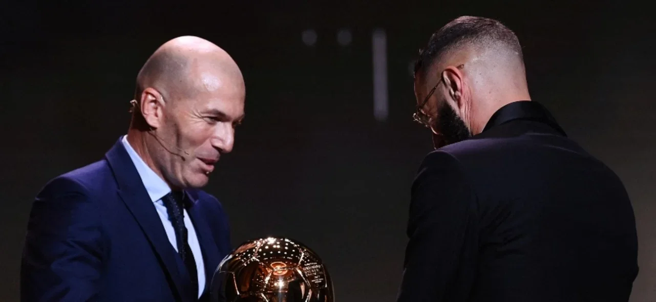 Zinedine Zidane y Karim Benzema. Foto: AFP