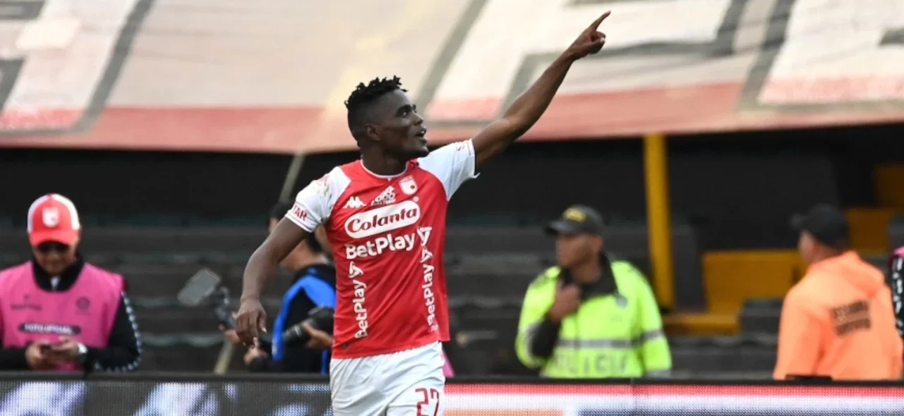 Santa Fe ganó y quedó como líder con 34 puntos tras victoria ante Once Caldas. / Foto: Vizzorimage.