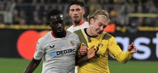 Sevilla evitó una derrota contra Dortmund y sueña con un milagro. / Foto: AFP.