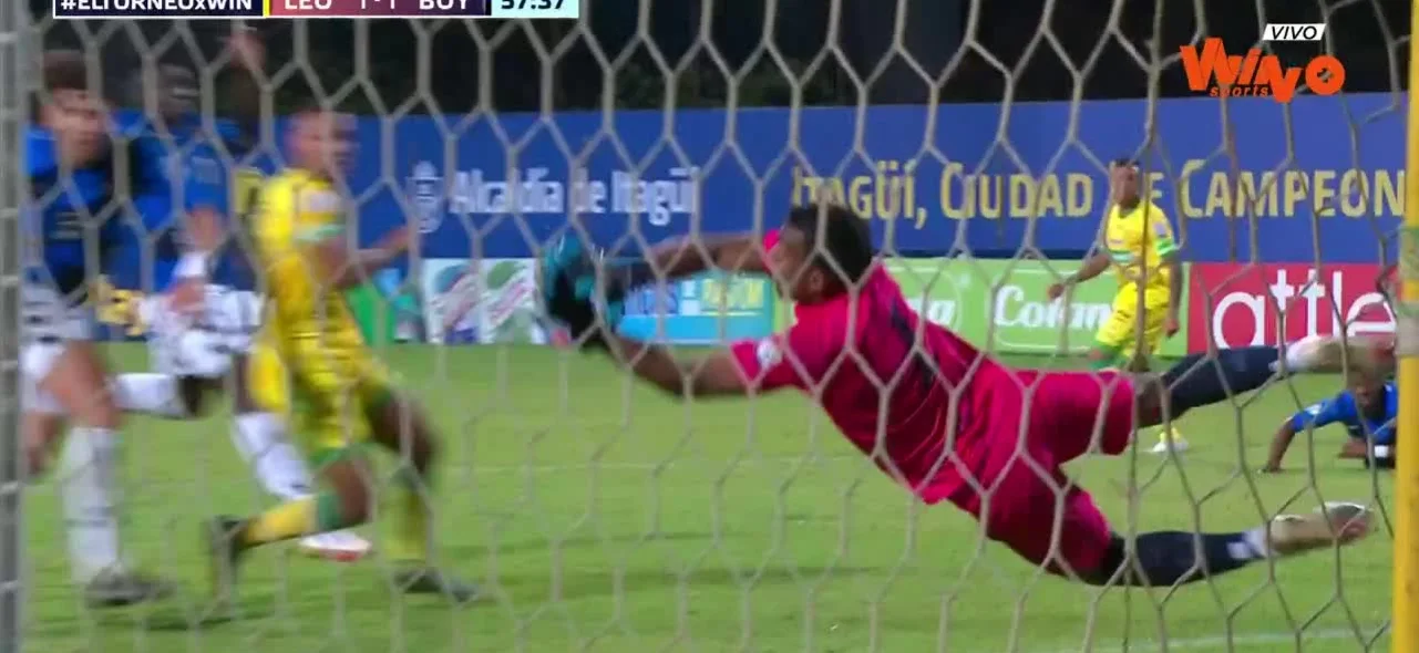¡Súper atajada! Caicedo evitó el segundo gol de Leones