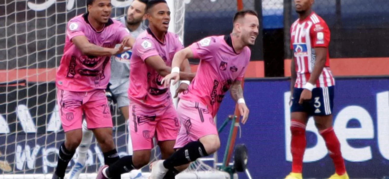 Triunfo de Envigado frente a Junior / VizzorImage