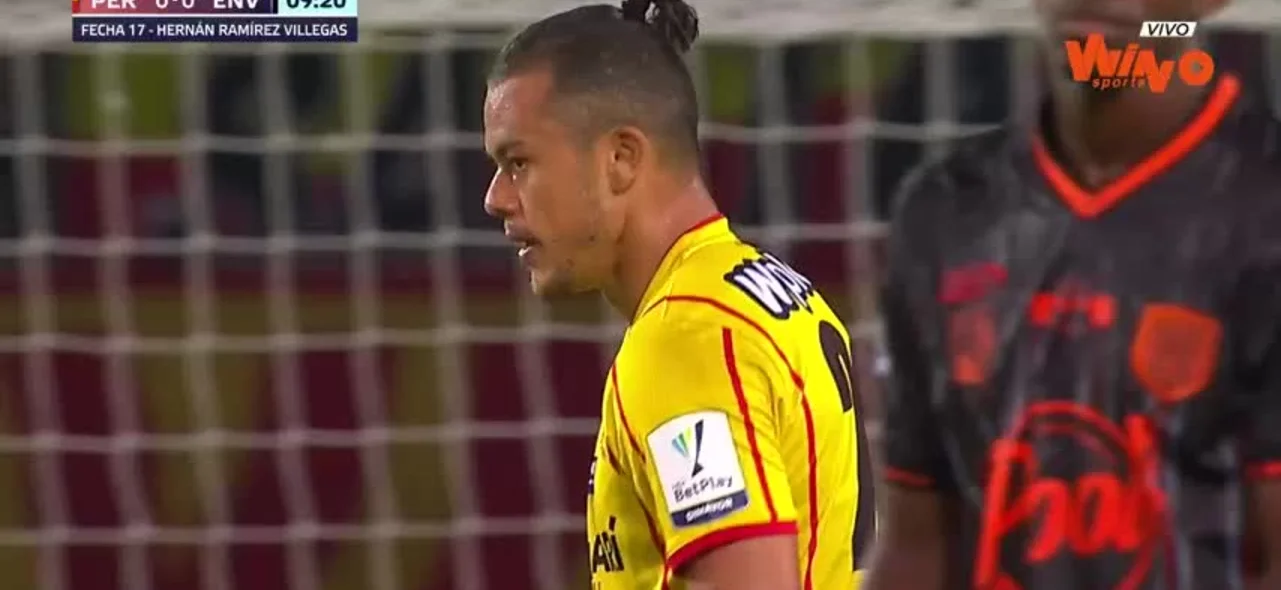 Castro sorprendió a Parra y por poco anota el primer gol de la noche