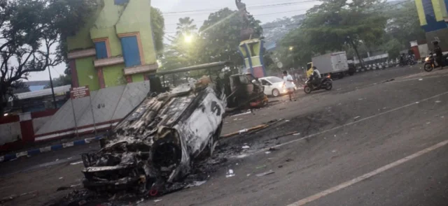 Al menos 127 personas fallecieron en medio de un partido en Indonesia. / Foto: AFP.