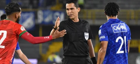 Diego Ruiz Casas, refere central, durante partido entre Millonarios y Patriotas Boyacá | VizzorImage / Felipe Caicedo