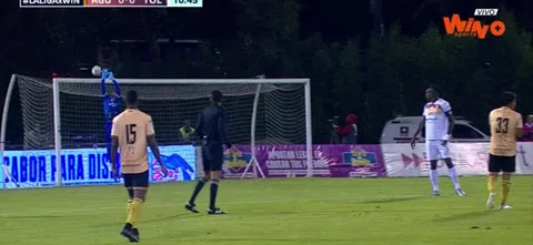 Díaz puso a prueba a Vargas en el arco con un potente remate