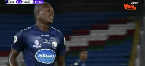 Mastrolia no dudó en demostrar sus reflejos ante Atlético