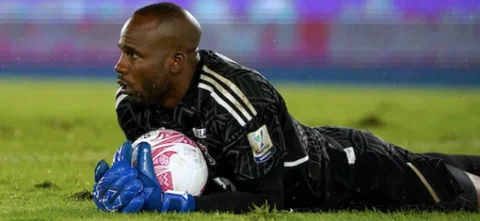 Mosquera Marmolejo protagonizó una notable atajada frente a América. / VizzorImage - Andrés Rot