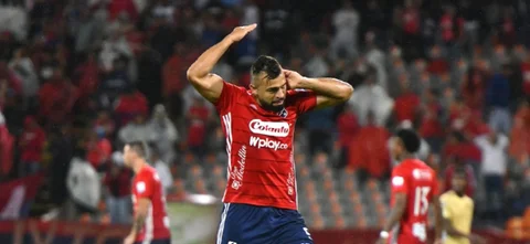 Medellín venció a Águilas y sigue vive en cuadrangulares. / Foto: Vizzorimage.