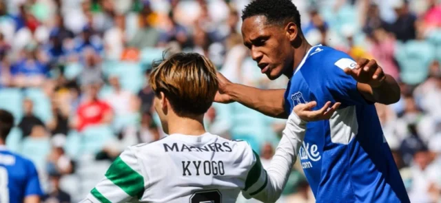 Yerry Mina volvió a lesionarse en partido amistoso de Everton. / Foto: AFP.