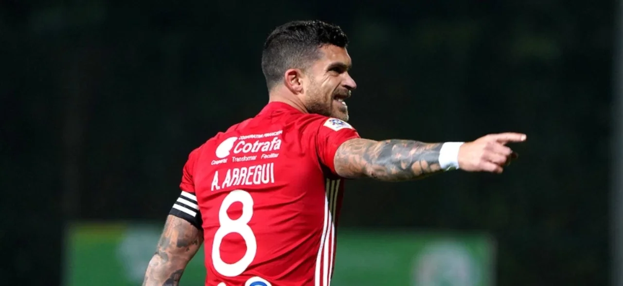 Adrián Arregui fue la figura de Medellín ante América. / VizzorImage - Andrés Rot