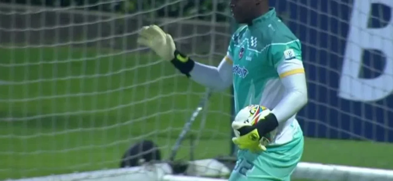 Gómez estuvo atento bajo los tres palos