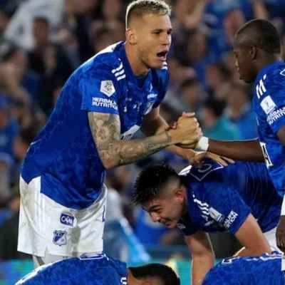 ¡Al derecho y al revés! Hincha de Millonarios sorprende a jugadores ...