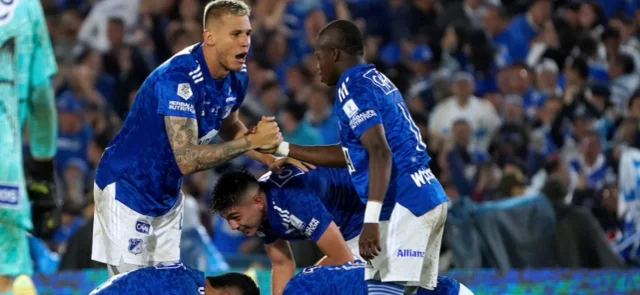 Hincha de Millonarios sorprende a jugadores previo al clásico con Santa Fe. / Foto: Vizzorimage.