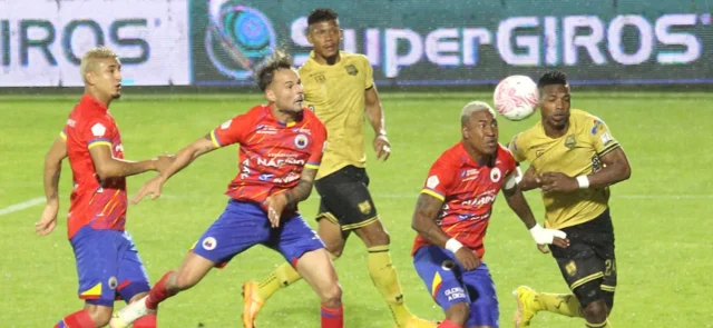 Águilas Doradas empezó los cuadrangulares con pie derecho | Foto: VizzorImage / Leonardo Castro