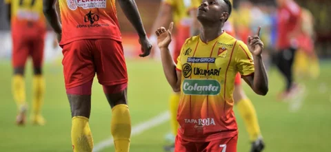 Léider Berrío de Pereira celebra después de anotar | VizzorImage / Ricardo Vejarano