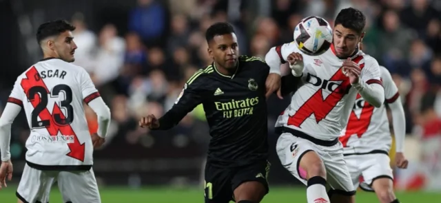 Real Madrid perdió ante Rayo Vallecano y cedió el liderato a Barcelona. / Foto: AFP.
