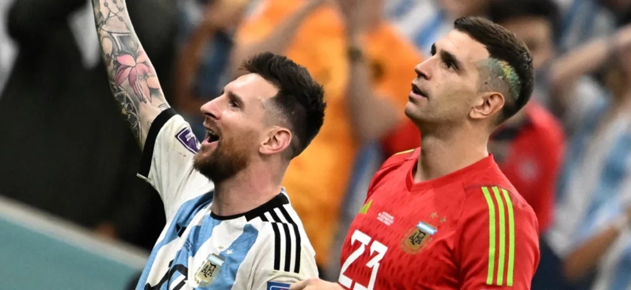 Emiliano Martínez y Lionel Messi - Foto: AFP