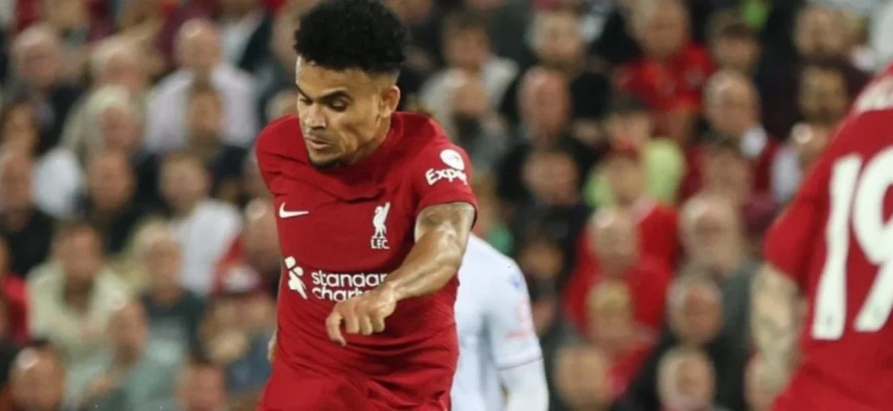 Luis Díaz dice presente en la casa de Steven Gerrard. / Foto: Twitter LuisFDiaz19