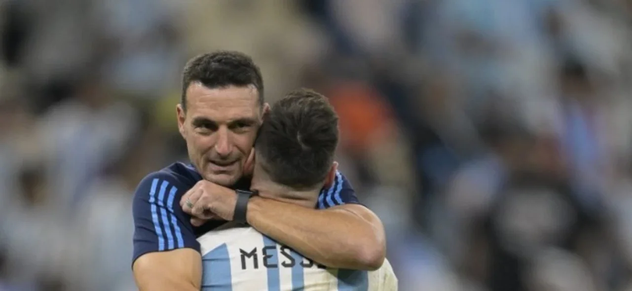 Lionel Scaloni y Lionel Messi - Foto: AFP