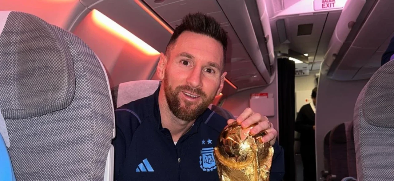 Messi con Balón de Oro y Trofeo del Mundial. / Foto: Lionel Messi.