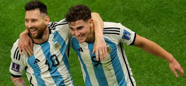 Lionel Messi y Julián Álvarez - Foto: AFP