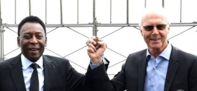 Pelé y Beckenbauer son dos leyendas del fútbol. Foto: AFP