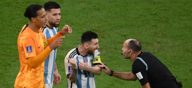 Mateu Lahoz dirigió el emocionante Países Bajos vs. Argentina / AFP