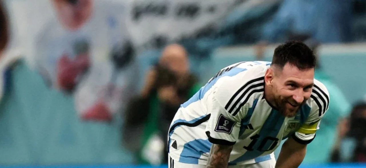 Argentina no empezó de la mejor manera su camino en Catar / AFP