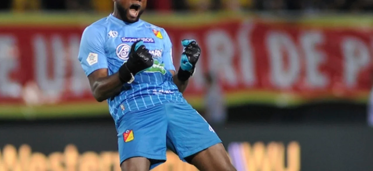 Harlen Castillo le atajó penal a Andrés Cadavid. / Foto: VizzorImage - Ricardo Vejarano