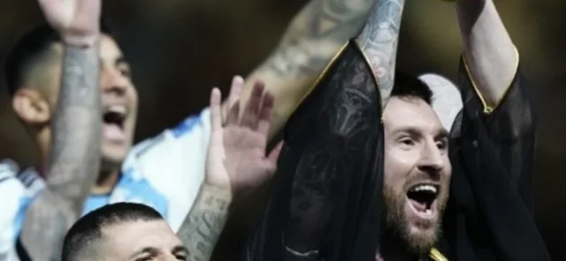 Messi está levantando la Copa del Mundo / AFP