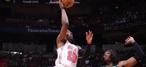 Bam Adebayo lideró la remontada de Heat / AFP