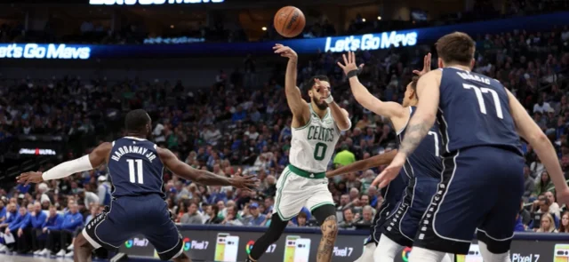 Jayson Tatum guio el triunfo de Celtics / AFP