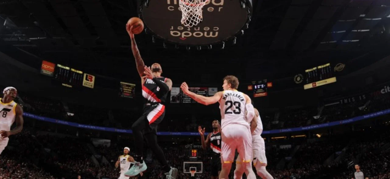 Damian Lillard anotó 60 puntos / AFP