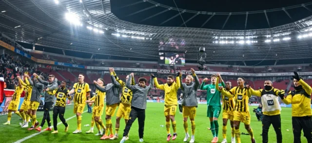 Borussia Dortmund celebrando el triunfo ante Bayer Leverkusen - Foto: AFP