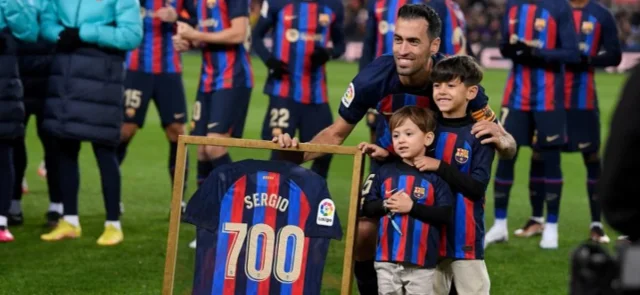 Homenaje a Sergio Busquets en Barcelona. / Foto: AFP.