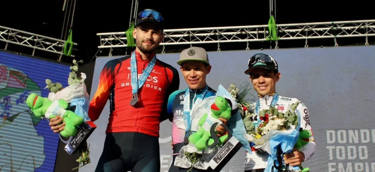 'Supermán' López se llevó todos los elogios al llegar a la meta. / Foto: Team Medellín EPM.