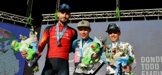 'Supermán' López se llevó todos los elogios al llegar a la meta. / Foto: Team Medellín EPM.