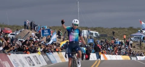 Miguel Ángel López sigue al frente de la clasificación general / AFP