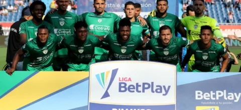 Equidad se defiende de los remates de media distancia de Junior. / Foto: VizzorImage - Jairo Cassiani