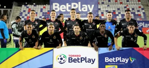Cúcuta se defiende para evitar el empate ante Barranquilla. / Foto: VizzorImage - Jairo Cassiani
