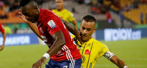 Diber Cambindo disputa una pelota con Luciano Ospína - VizzorImage / Donaldo Zuluaga