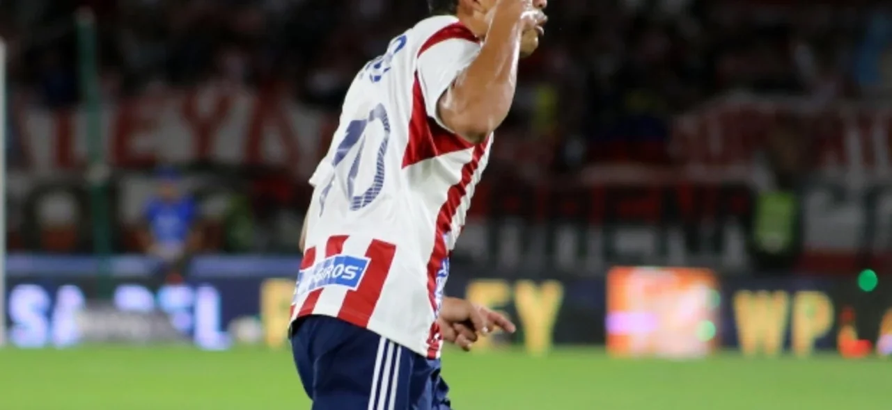 Carlos Bacca no supo aprovechar jugada de Quintero. / Foto: VizzorImage - Jairo Cassiani