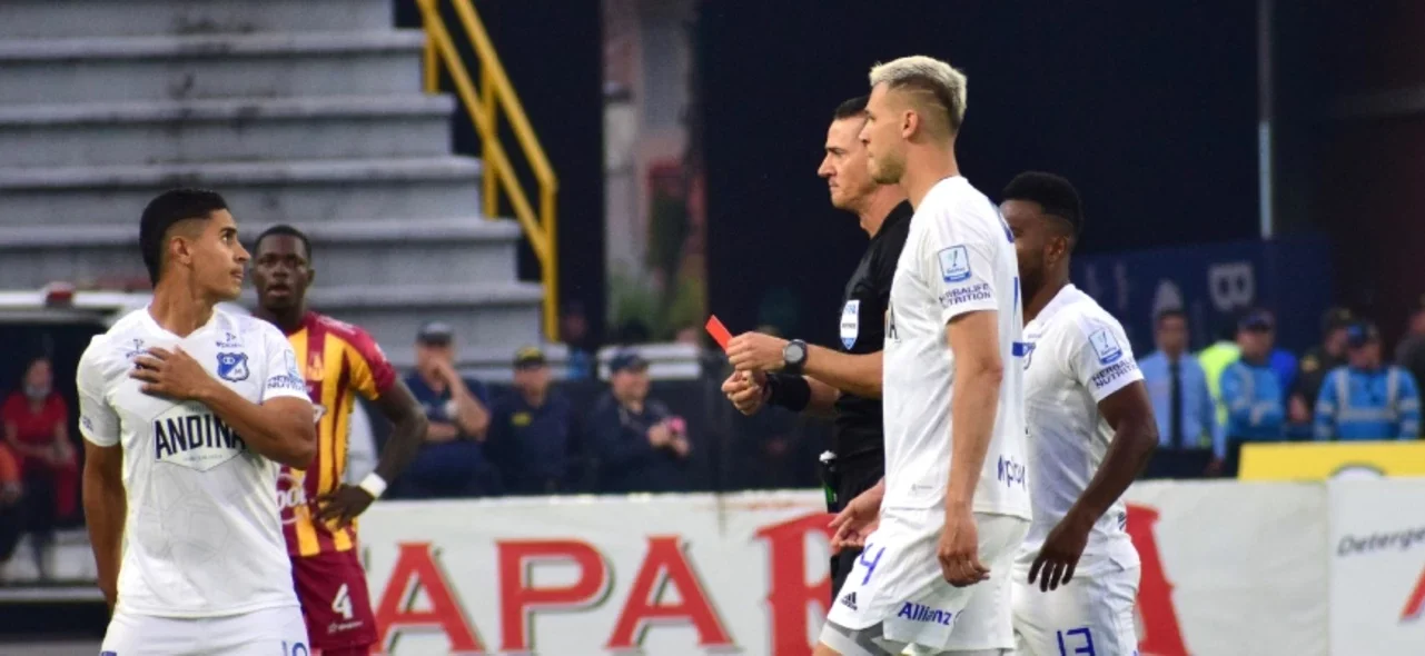 Daniel Cataño se fue expulsado. Foto: VizzorImage / Joan Orjuela