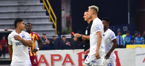 Daniel Cataño se fue expulsado. Foto: VizzorImage / Joan Orjuela