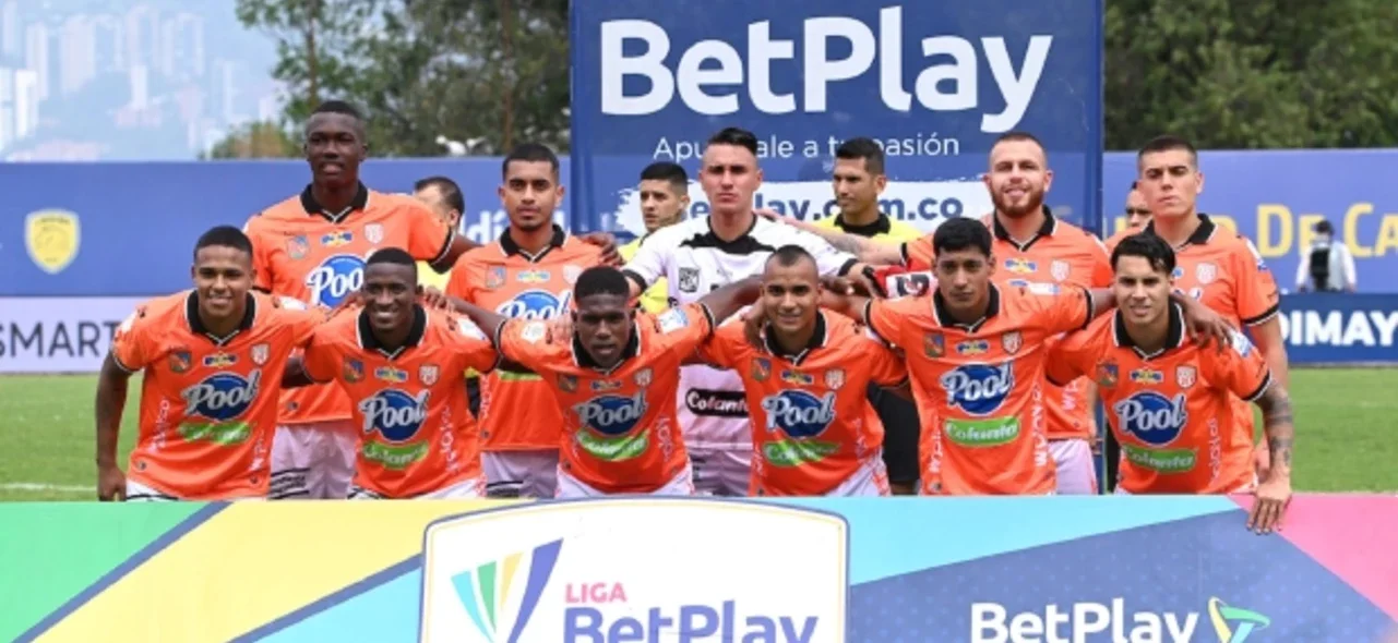 Jugada de Envigado vs. Alianza Petrolera. / Foto: VizzorImage / Andrés Álvarez Jugada de Envigado vs. Alianza Petrolera. / Foto: VizzorImage / Andrés Álvarez