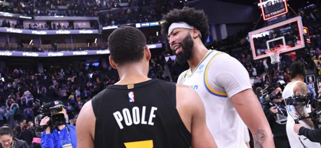 Jordan Poole y Anthony Davis - Foto: AFP